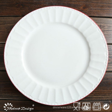 Porcelana blanca en relieve con plato de cena de borde rojo